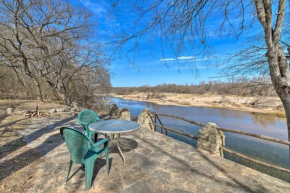 Cozy Hillside Cabin with Grill about 7 Mi to Glen Rose